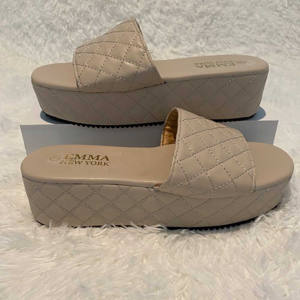 New Condition Emma New York Slides - Picture 3 of 6